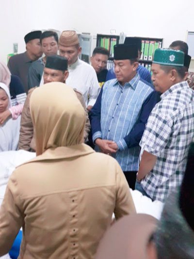 Bupati Inhil Melayat Alm Muslimin Mabbate Di RSUD Puri Husada